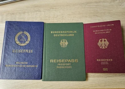 Drei völlig unterschiedlich aussehende deutsche Reisepässe